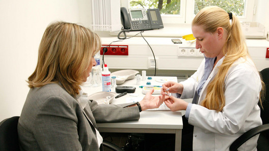 Abteilungsleiterin IUD, Frau Greyer-Wieninger beim Gesundheitscheck im Rahmen von BGM