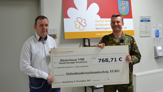 Scheckübergabe an Bundeswehr Sozialwerk anlässlich VBB Bücherbasar Bereich VII/StOGr Strausberg