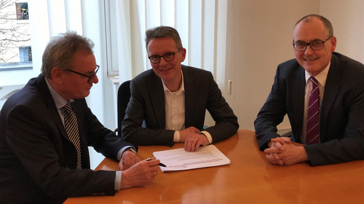 Wolfram Kamm und Dr. Hans Liesenhoff im Gespräch mit Prof. Eßig von der Uni Bw München