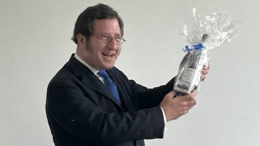 Herr Sommer erhält ein Dankeschön für seine langjährige Tätigkeit als Vorsitzender der Standortgruppe Hürth.