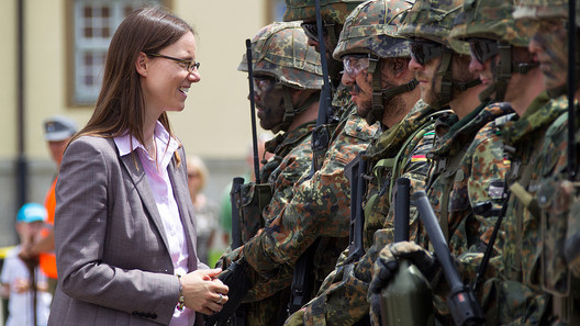 Staatssekretärin im Bundesministerium der Verteidigung, Katrin Suder, besucht den Standort Bischofswiesen am "Tag der Bundeswehr, am 13.06.2015. 