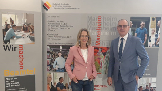 Dr. Liesenhoff im Gespräch mit der Dekanin Jahnz