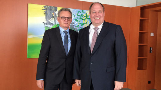 VBB-Bundesvorsitzender Wolfram Kamm im Gespräch mit Dr. Braun, Bundeskanzleramt