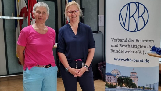 Kollegin Anja Landig (links) mit der Vortragenden Frau Johnsen