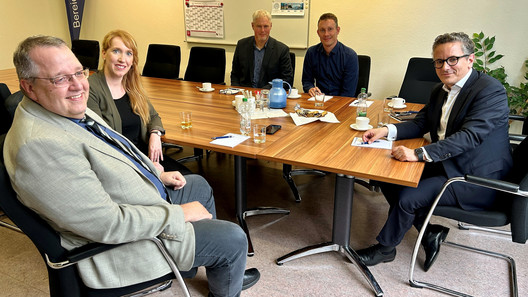 Mitten in einer angeregten Diskussion in den Geschäftsräumen des Bereichs IX