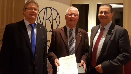 Ehrenbereichsvorsitzenden des Bereichs I, Heinz Pries, erhält die Ehrenmedaille des VBB für 50-jährige Mitgliedschaft