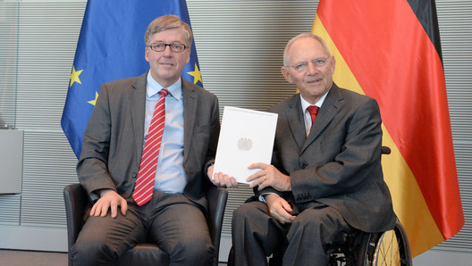 Bundestagspräsident Dr. Wolfgang Schäuble, (re), CDU/CSU, nimmt vom Wehrbeauftragten des Deutschen Bundestages, Dr. Hans-Peter Bartels, (li), SPD, den Jahresbericht 2017 entgegen.