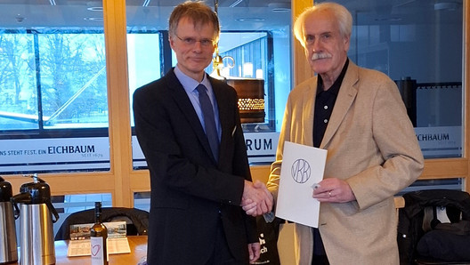 Verleihung_Ehrenzeichen_an_Praesident_a.D._Niemeyer