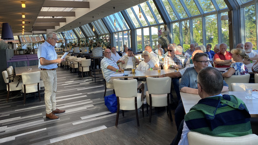 Teilnehmer und Gäste im Restaurant