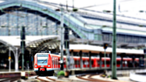 ausfahrender Zug Hauptbahnhof Köln