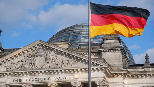 Reichstag mit Deutschlandfahne