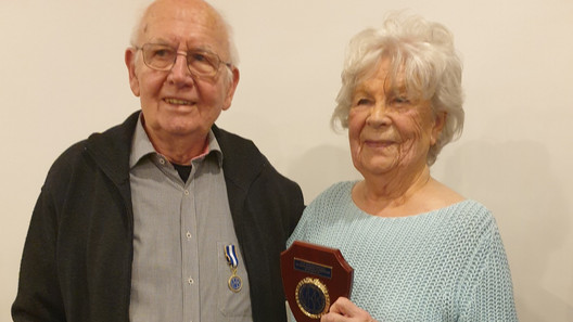 Ehrung der Ehrenvorsitzenden Hildegard Seebo mit dem Kollegen Heinz Micheel