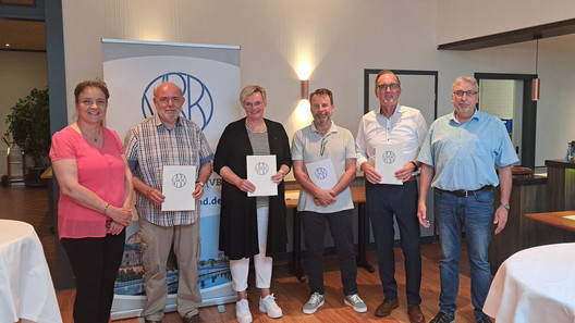 v. li.: Rita Rocker (stv. Vorsitzende), Heinz-Peter Dölger (40 Jahre), Carmen Ellerbrock (25 Jahre), Wolf-Peter Keller (15 Jahre), Rainer Denker (25 Jahre) und Heinz-J. Hölzen (Vorsitzenden)